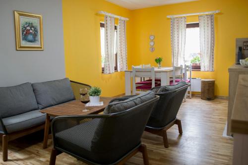 Hiška ob potoku (Hiska ob potoku) in Dobrna