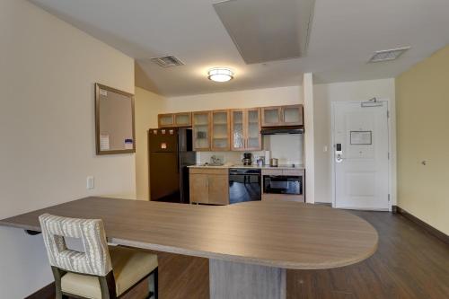 One-Bedroom Queen Suite