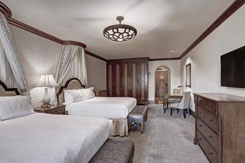 Deluxe Queen Room with Two Queen Beds