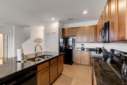 6BR Mansion - Family Resort - Private Pool Games and More! - image 5