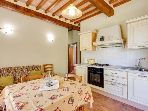 Alluring Apartment in Casole d'Elsa with Swimming Pool - image 2
