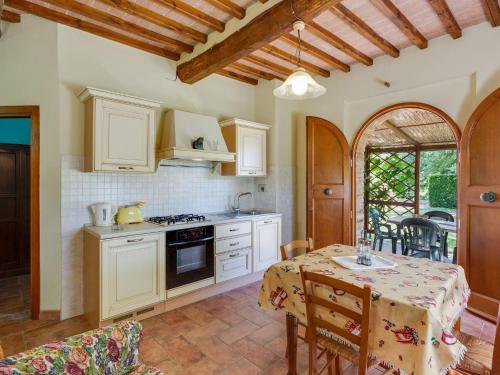 Alluring Apartment in Casole d'Elsa with Swimming Pool - image 7
