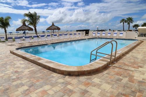 Beachfront Complex - 2b 2b - Beach Place #402 in Madeira Beach
