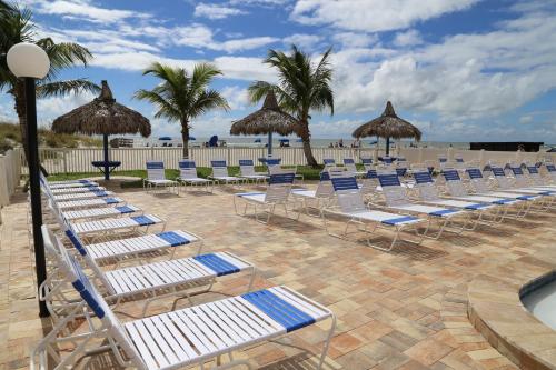 Beachfront Complex - 2b 2b - Beach Place #402 in Madeira Beach