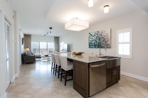 Luxury Unit - Top Floor Balcony - Crimson #302 thumb 4