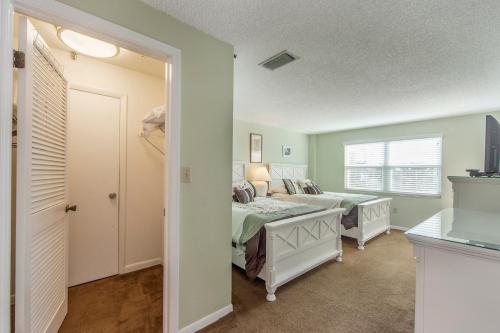 Corner Unit John's Pass View- Beach Place #101 thumb 4