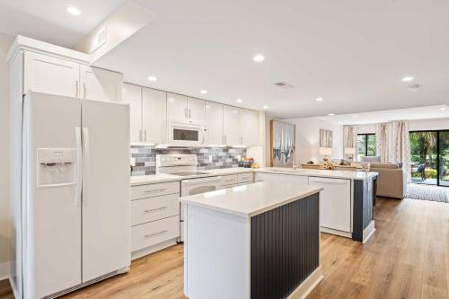 New! Renovated Villa with Golf Views Walk to Beach! - image 3