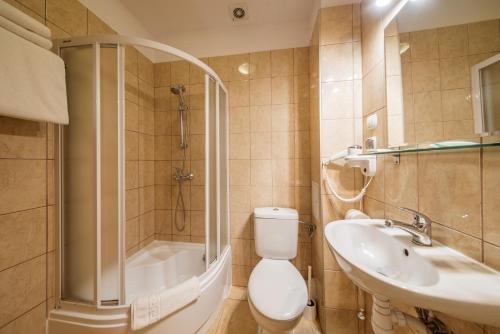 Bathroom, Hotel Polonia in Wroclaw