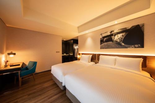 Superior Room, 1 Queen & 1 Single beds