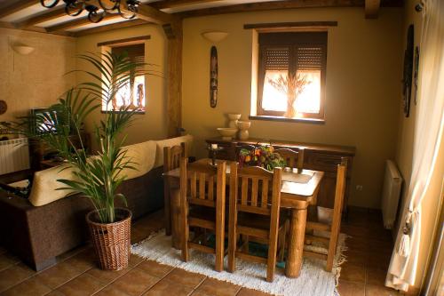 CASA ALTOBIERZO, 9 Habitaciones y 9 BAÑOS (CASA ALTOBIERZO, 9 Habitaciones y 9 BANOS) in Pobladura De Las Regueras