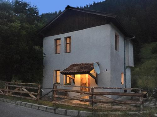 Къща край реката - Триград (Къща краи реката - Триград) in 特利格拉德