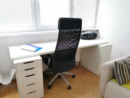 City centre studio with a balcony and free parking - main image