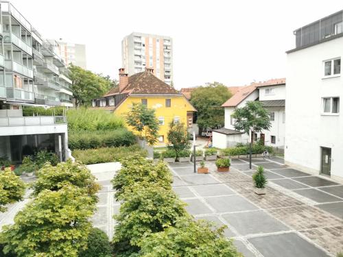 City centre studio with a balcony and free parking - image 3