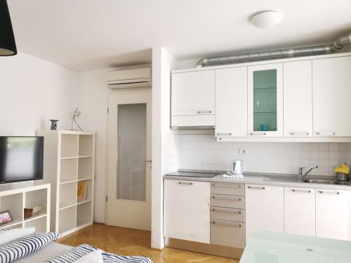 City centre studio with a balcony and free parking, Любляна (фото 5)