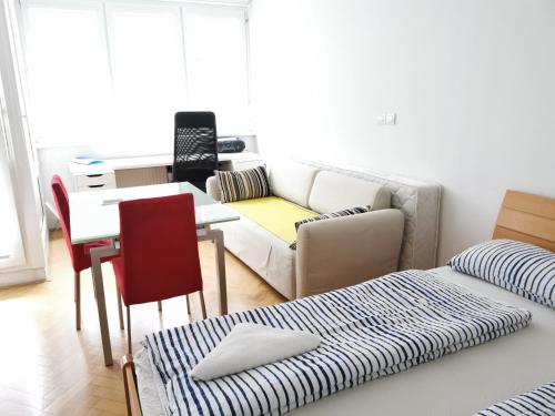 City centre studio with a balcony and free parking, Любляна (фото 4)