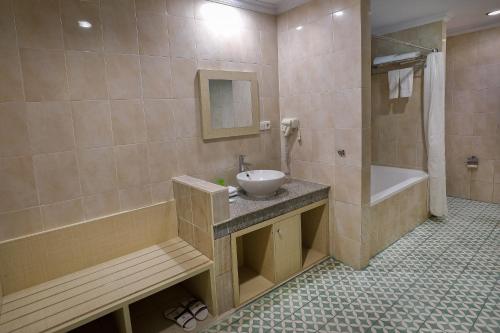 room detail thumbnail 2