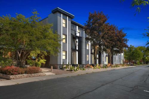 PRIME Location - Upscale 1BR Steps from Byward Market!