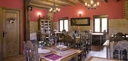 CASA ALTOBIERZO, 9 Habitaciones y 9 BAÑOS (CASA ALTOBIERZO, 9 Habitaciones y 9 BANOS) in Pobladura De Las Regueras