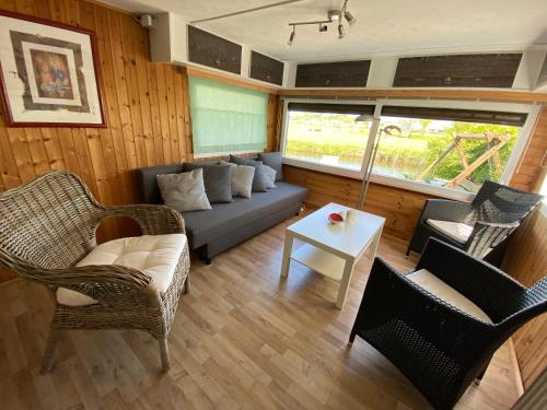 Ferienpark Vislust Ferienhaus Balu mit eigenem Steiger zum angeln Ijsselmeer Niederlande in Wervershoof