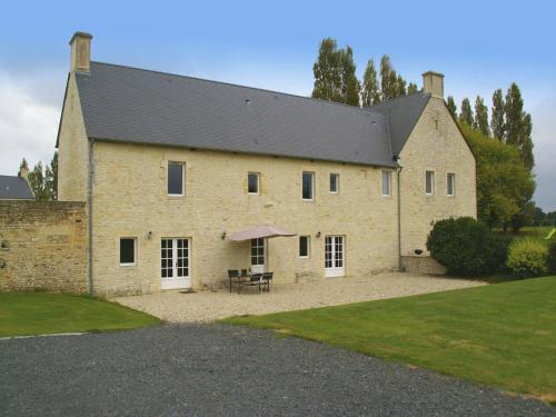 Spacious Farmhouse in Maisons with Terrace gîte à louer Sully