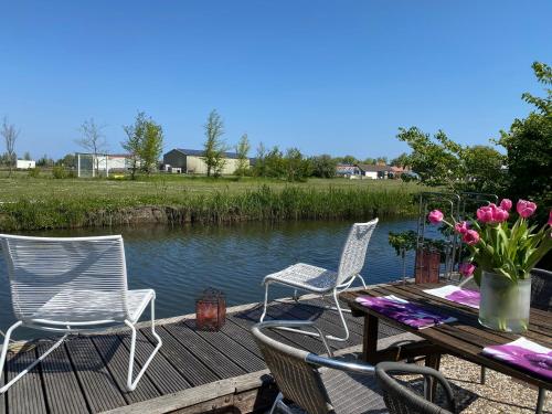 B&B Wervershoof - Ferienpark Vislust Ferienhaus Balu mit eigenem Steiger zum angeln Ijsselmeer Niederlande - Bed and Breakfast Wervershoof