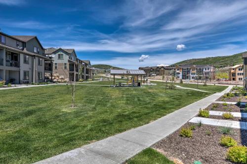 Beautiful Modern Townhome 6 Mi to Park City!