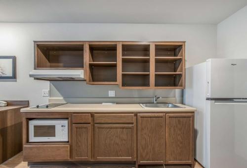 WoodSpring Suites Chicago Midway - image 10