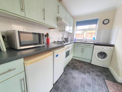 Friars Walk houses with 2 bedrooms, 2 bathrooms, fast Wi-Fi and private parking