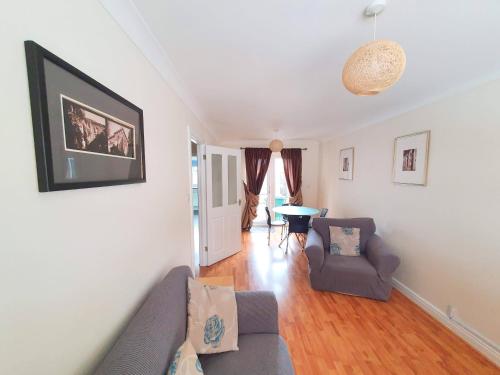 Friars Walk houses with 2 bedrooms, 2 bathrooms, fast Wi-Fi and private parking