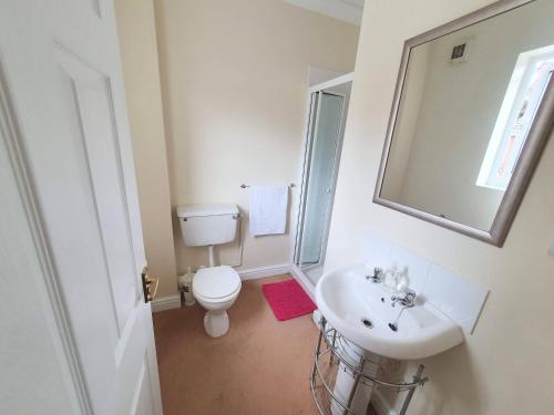 Friars Walk houses with 2 bedrooms, 2 bathrooms, fast Wi-Fi and private parking