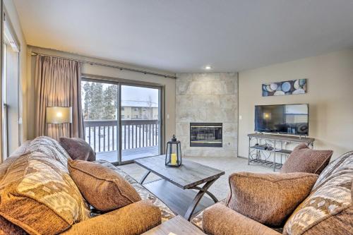 Sleek Frisco Townhome with Views 8 Mi to Copper Mtn in Frisco, Vereinigte Staaten von Amerika