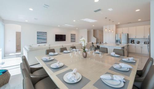 9BR Mansion - Family Resort - Private Pool Hot Tub BBQ! - image 3