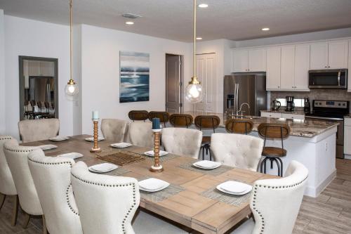 11BR Mansion - Luxury Resort - Private Pool Hot tub and BBQ - image 3