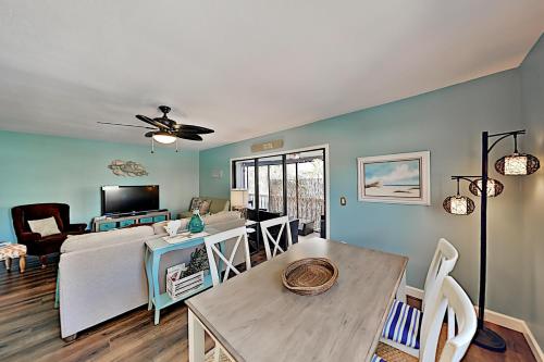 Spacious Beach Condo with Pool & Fishing Dock condo - image 4