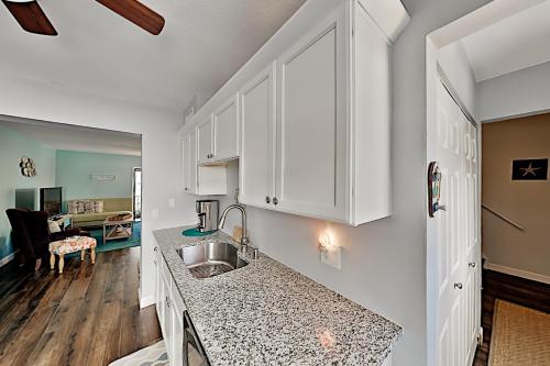 Spacious Beach Condo with Pool & Fishing Dock condo - image 8