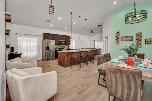 4BR Family Home - Private Pool, BBQ, And Games!