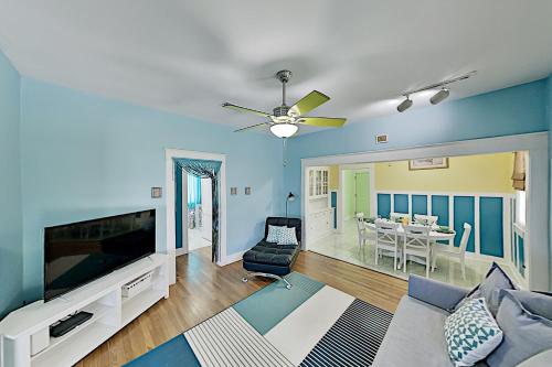 Chic Beach Bungalow with Gulf Views Steps to Sand home - image 12