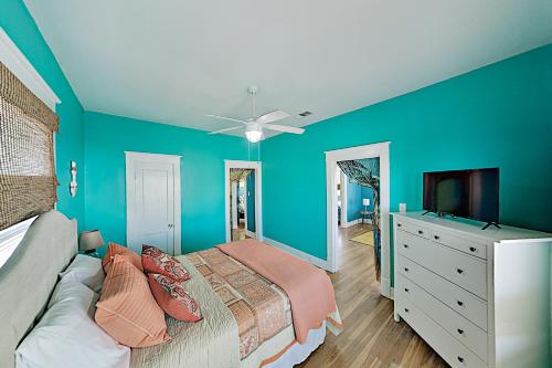 Chic Beach Bungalow with Gulf Views Steps to Sand home - image 10