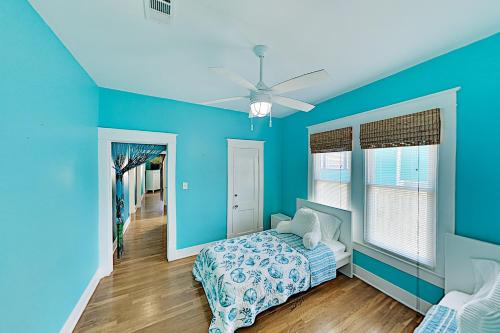 Chic Beach Bungalow with Gulf Views Steps to Sand home - image 14