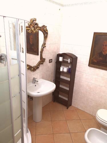 Bathroom, Farolfi Apartments Palazzo Bargellini Panzacchi in Santo Stefano