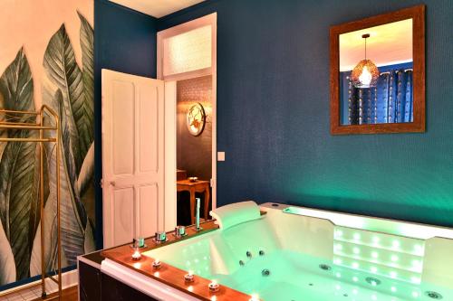  - MoonLOVE, SPA/Sauna et Jacuzzi privés, charme et détente.,  Apartment, Nancy, France - price, reviews, booking, contact