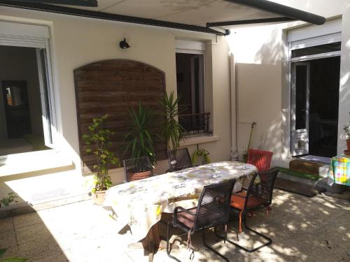 cosy rare 2 bedroom apartment around a private garden - Location saisonnière - Neuilly-sur-Seine