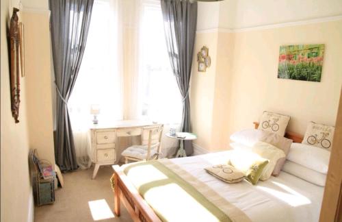Lovely Bright Double Bedroom In A Large Apartment., , Kent