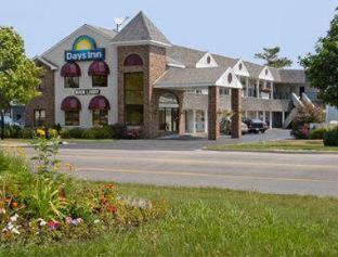 Days Inn by Wyndham Mackinaw City - Lakeview