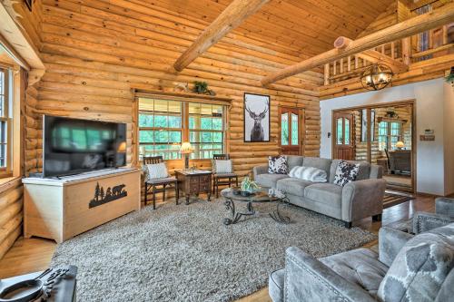 Log Cabin with Private Hot Tub on Wenatchee River! - Leavenworth