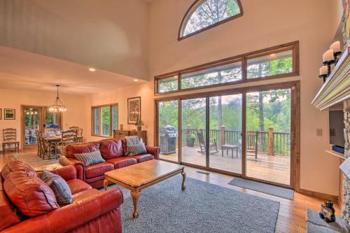 Quiet Riverfront Escape with Deck and Fly Fishing! in Sapphire, USA