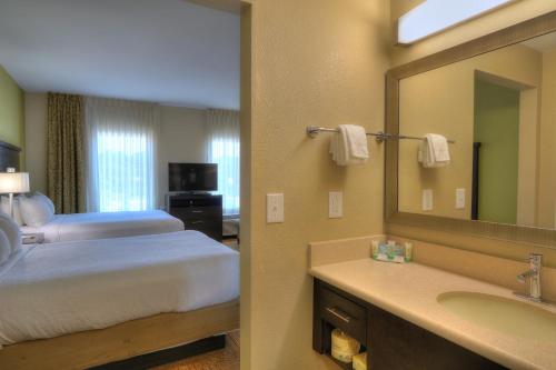 Queen Studio Suite with Two Queen Beds and Tub - Mobility/Communications Accessible