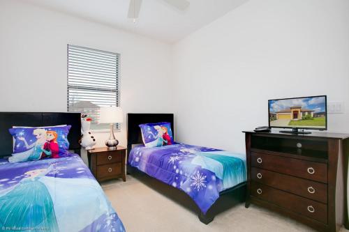Family Resort - 4BR Home Near Disney - Private Pool, BBQ!