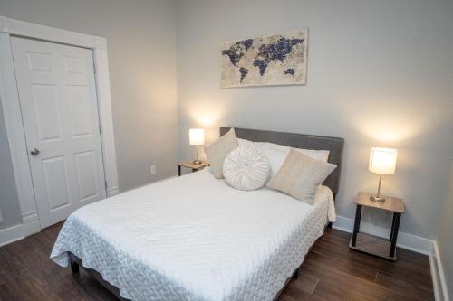 Remodeled Historic 1BR 1BA House Near Downtown - image 3