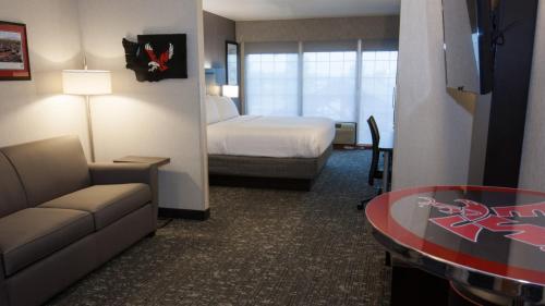 Holiday Inn Express & Suites Cheney, an IHG Hotel